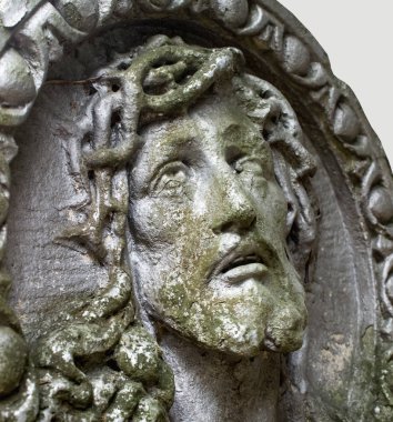 İsa çarmıhta acı çekiyor. Dikenli taç