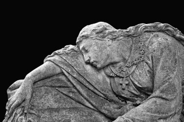 Mezarda ağlayan bir kadının görüntüsü.