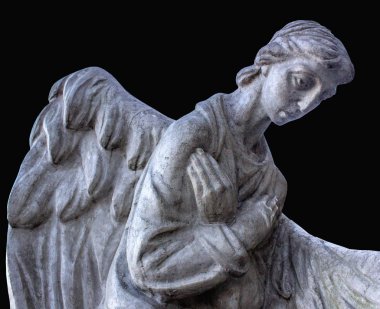 Bir melek diz çöküp dua ediyor.