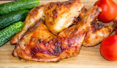 Taze domatesli ızgara tavuk ve salatalık.