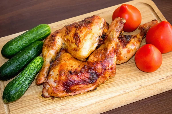 Taze domatesli ızgara tavuk ve salatalık.