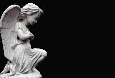 Siyah arka plandaki küçük melek. Duyuru ve acı