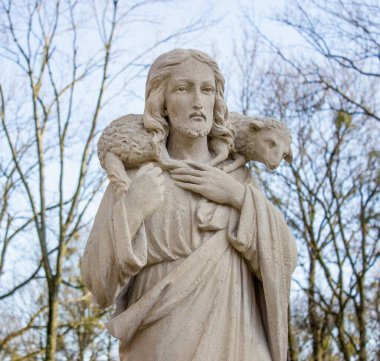 İsa Mesih 'in sırtında koyunlar var. İyi çoban.