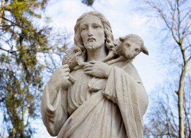 İsa Mesih 'in sırtında koyunlar var. İyi çoban.