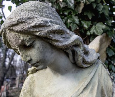 Bir kadın suretinde ölüm meleği