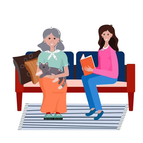 Voluntária cuida de mulher idosa. A assistente social lê o livro da velhota. Sorrindo jovem senhora senta-se no sofá com a avó e ler. Healthcare Vector plana desenho animado ilustração . — Vetor de Stock