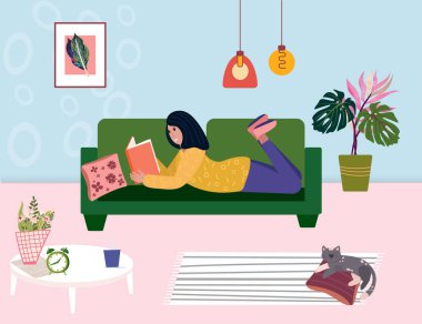 Edebiyat hayranı kanepede uzanıp kitap okuyor. Kadın kanepede ders kitabı okuyor, hygge oturma odasında. Öğrenci sınava hazırlanıyor. Yatakta rahatlamış bir kızla şirin bir vektör çizimi..