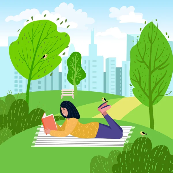 Una donna sta leggendo un libro nel parco. Studente che si prepara all'esame, sdraiato sull'erba. Carino vettoriale illustrazione cartone animato con relax ragazza all'aperto. Appassionato di letteratura nella natura . — Vettoriale Stock
