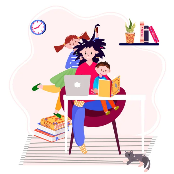 Evde kal ve karantina sırasında online çalış. Çocuklu yorgun bir annenin uzak bir işi var. İş yerinde dizüstü bilgisayarı olan serbest çalışan biri. Çocukları ve işi olan kadınlar için stresli durum kavramı.