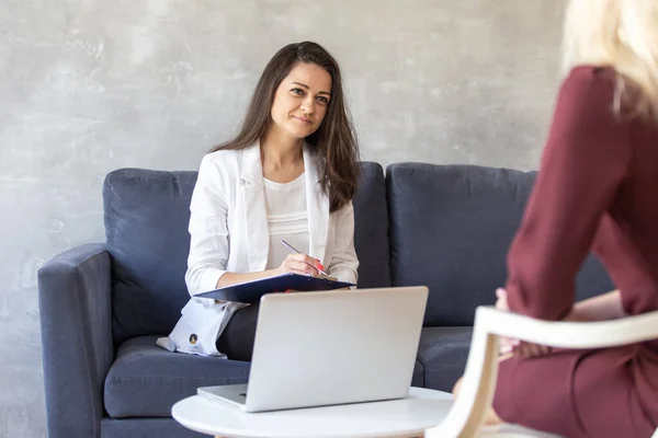 HR in white jacket has an interview with candidate for job. Selective focus — Stock Photo, Image