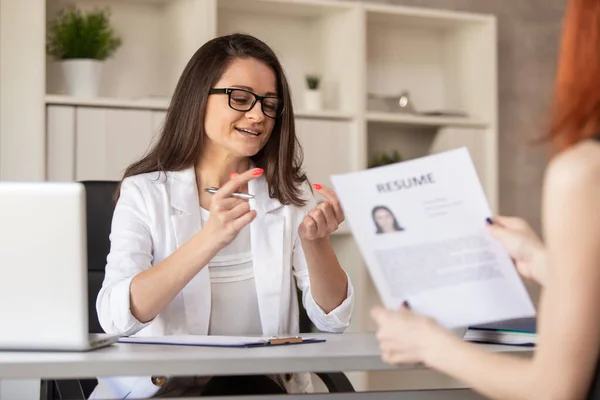 Charming HR manager in friendly manner leads a job interview with one of the candidates on post. Selective focus — Stock Photo, Image