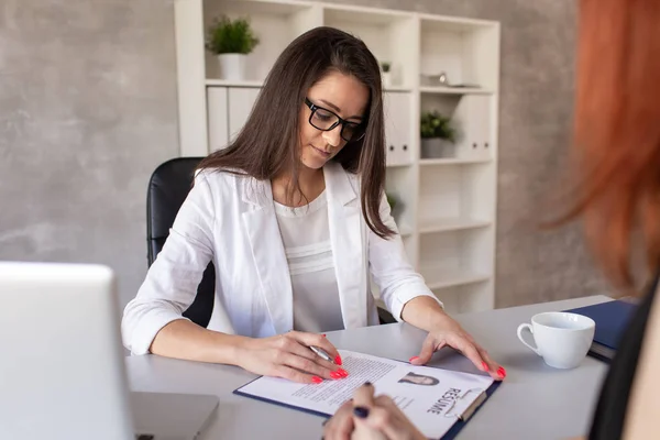 Gerente de confianza escuchar candidato para un trabajo en la empresa que habla de sí misma en la entrevista de trabajo. Enfoque selectivo — Foto de Stock