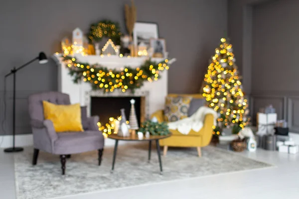 Foto azulada de la sala de estar decorada para la Navidad con Christmass de pie cerca de la chimenea — Foto de Stock