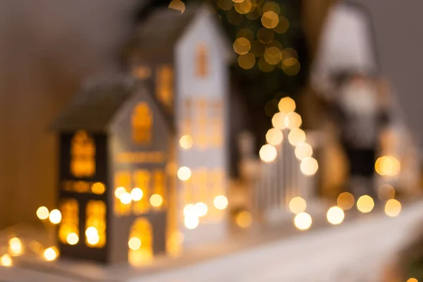Rozmazané fotografie vánoční dekorace stojící v řadě na krbu — Stock fotografie