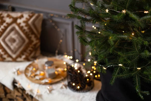 크리스마스 트리 가지들을 쟁반 과 의자를 배경으로 감싼다. 선택적 초점 — 스톡 사진
