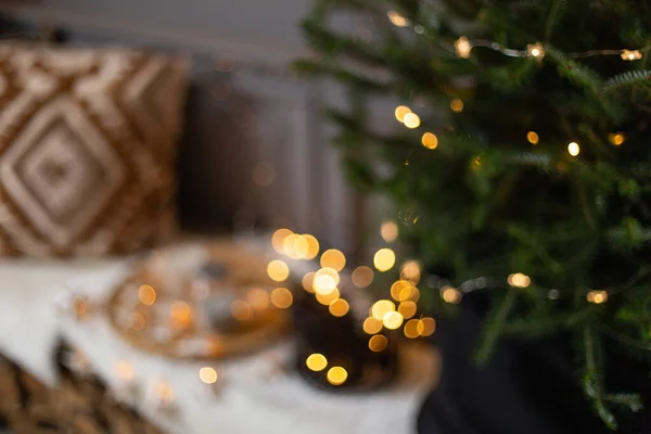 Κλείσιμο των κλαδιά χριστουγεννιάτικο δέντρο με δίσκο και πάγκο στο παρασκήνιο. Επιλεκτική εστίαση — Φωτογραφία Αρχείου