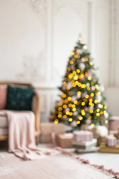 Μπλε φωτογραφία του δωματίου διαμέρισμα με χριστουγεννιάτικο δέντρο στέκεται μέσα — Φωτογραφία Αρχείου