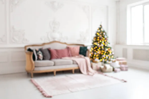 Foto borrosa de la moderna sala de estar con árbol de Navidad y sofá dentro — Foto de Stock