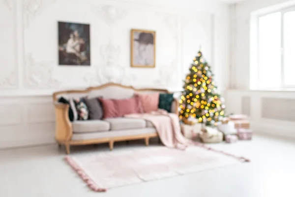 Foto borrosa de la moderna sala de estar con árbol de Navidad y sofá dentro — Foto de Stock