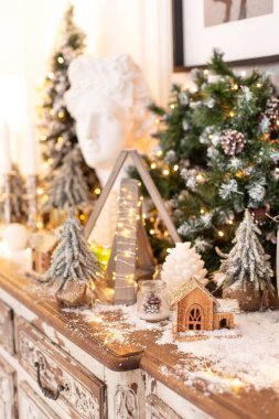 Tahta masanın üzerinde bir sürü Noel süsü duruyor. Seçici odak