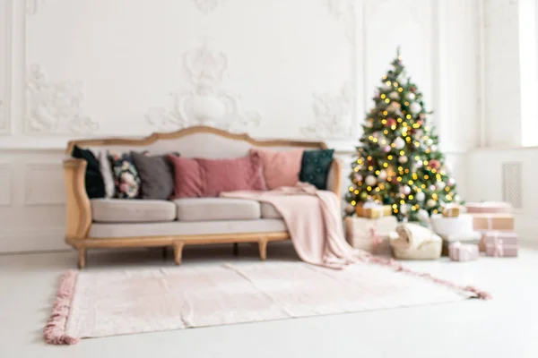 Foto borrosa de la moderna sala de estar con árbol de Navidad y sofá dentro — Foto de Stock