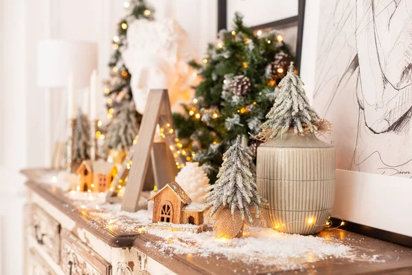 Nijni Novgorod, Russie - 4 novembre 2019 : Studio photo 2.8. Beaucoup de décorations de Noël debout sur un bureau en bois. Concentration sélective — Photo