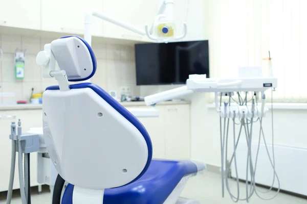 Інтер'єр сучасного стоматологічного кабінету та його обладнання — стокове фото