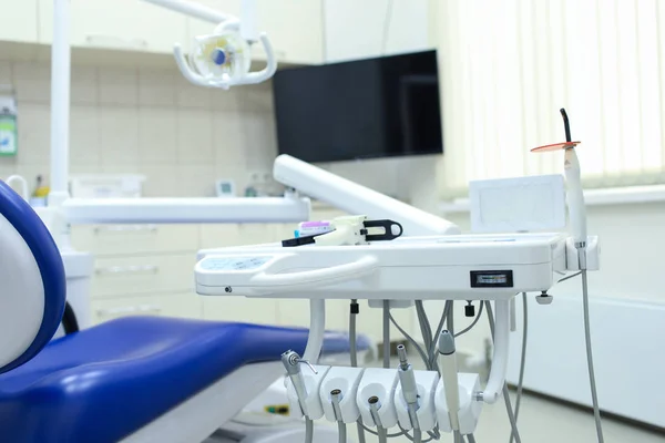 Interior do armário dentário moderno e seus equipamentos — Fotografia de Stock