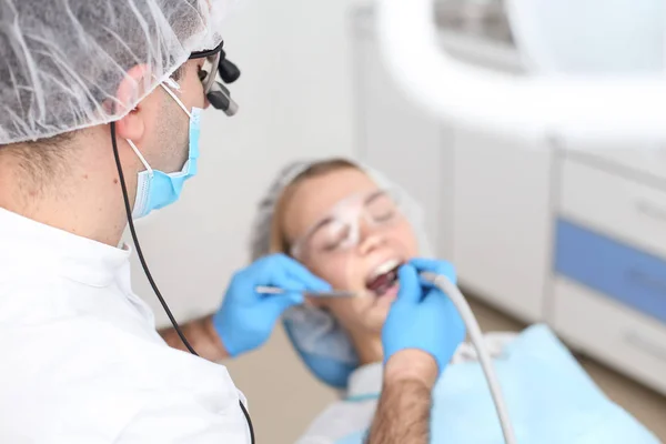 Dentist examines teeth of female patient. Selective focus. — Stock Photo, Image