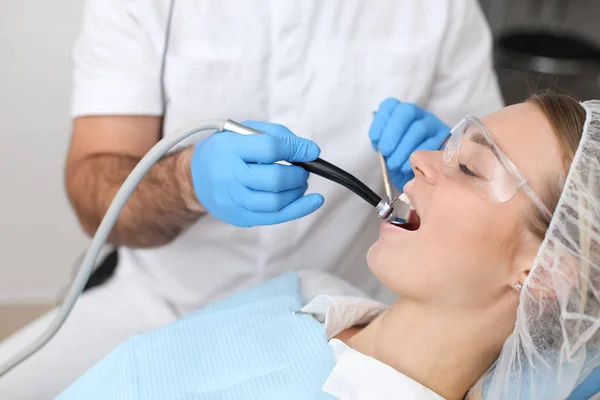 Professionista dentista perforazione suoi pazienti teeths con trapano dentale — Foto Stock