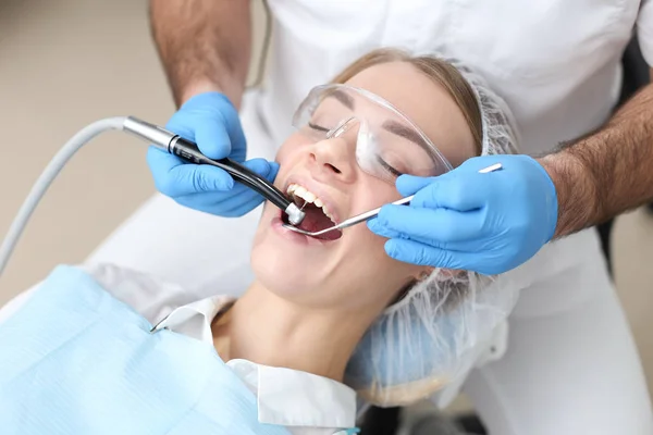 Il dentista esamina i denti delle pazienti. Focus selettivo . — Foto Stock