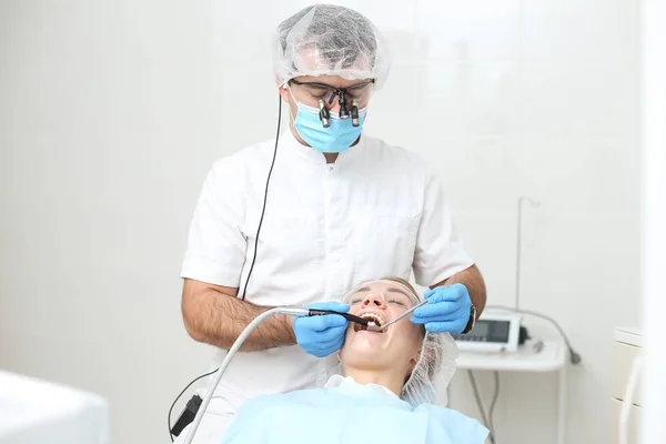 Procedura di controllo dentistico con paziente sulla sedia. Focus selettivo — Foto Stock