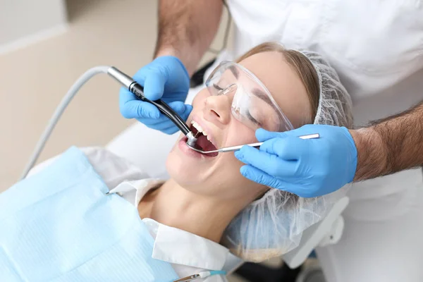 Dentista denti di perforazione di giovani donne che giacevano sulla sedia. Focus selettivo — Foto Stock