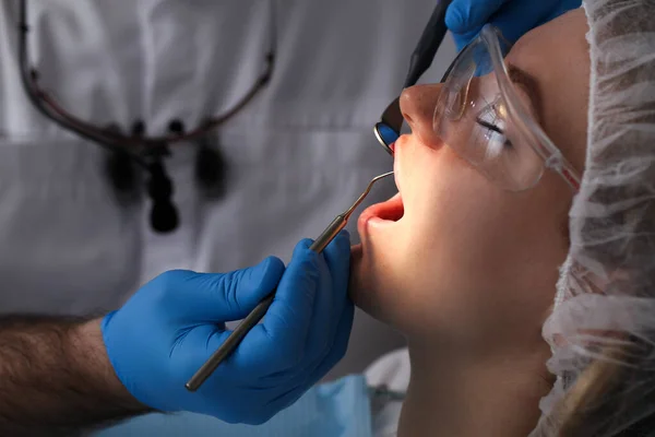 Dentist checkup procedure with female patient on chair. Selective focus — Stock Photo, Image