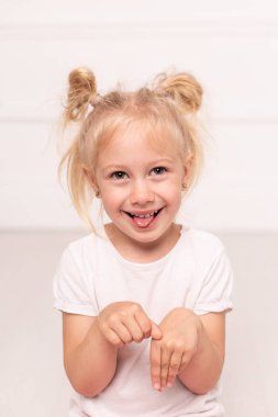 Küçük sarışın kız etrafta fingirdek gibi dolaşıyor. Seçici odak