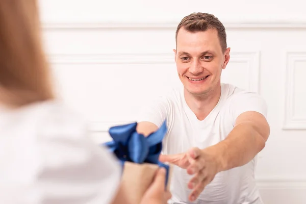 Kleine Mädchen, die ihrem Vater am Vatertag eine Geschenkbox überreichen. Selektiver Fokus — Stockfoto