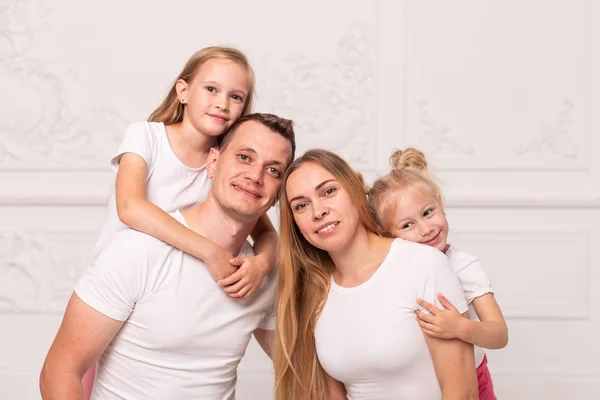 Young family gather around and smile for photo at fathers day — Stock Photo, Image