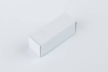 Beyaz arka plan üzerinde izole bir küçük beyaz karton kutunun, yakın çekim