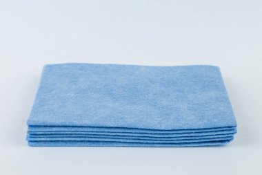 İzole bir arkaplanda mavi rengin temizlenmesi için mutfak bezi.