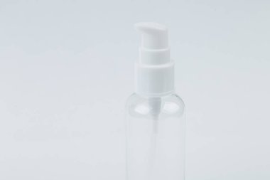 Boş Temiz Şişe beyaz arkaplanda izole edildi. Kozmetik. Spa.