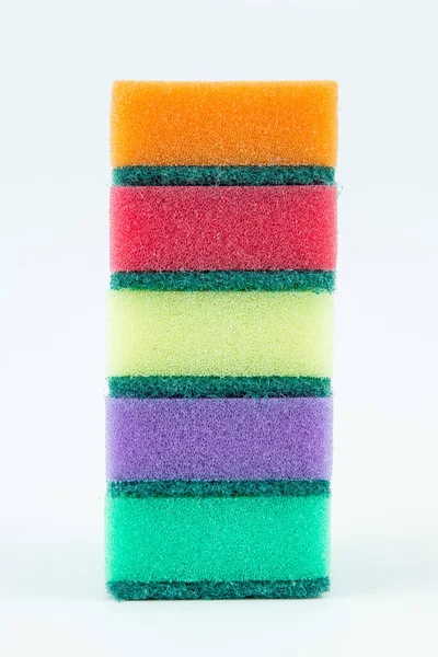 Éponges multicolores pour laver la vaisselle sur fond blanc isolé . — Photo