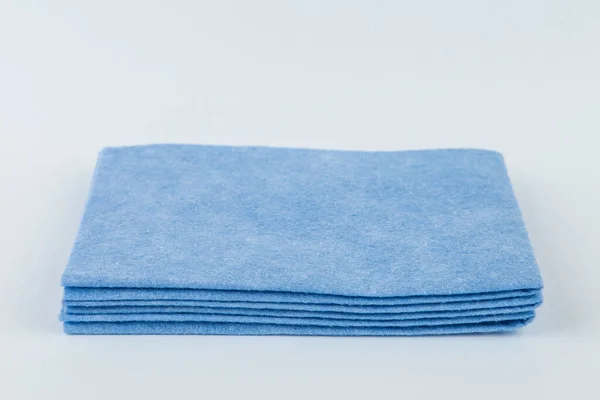 Tappeto da cucina per la pulizia di colore blu su uno sfondo isolato . — Foto Stock