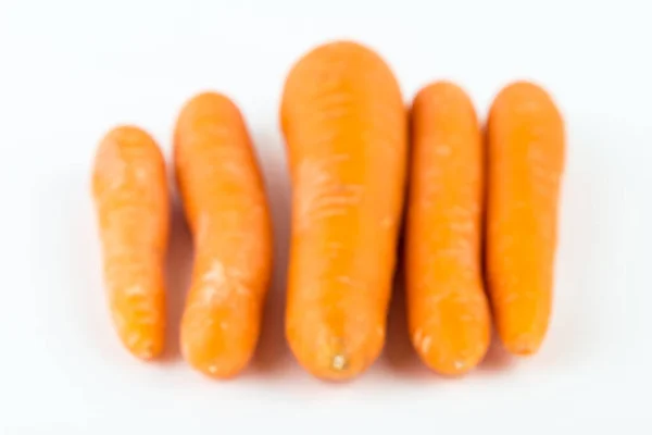 하얀 배경에서 분리 된 싱싱 한 오렌지 당근. — 스톡 사진