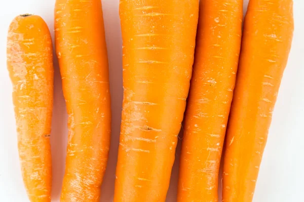 鲜橙胡萝卜，白色背景分离. — 图库照片