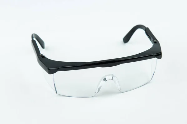 Occhiali di sicurezza isolati su sfondo bianco. Focus selettivo . — Foto Stock