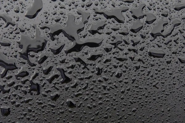 Gotas de agua sobre textura negra. Enfoque selectivo . — Foto de Stock