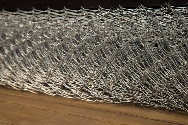 Ahşap bir arka planda Rabitz ızgarası. Seçici odak.