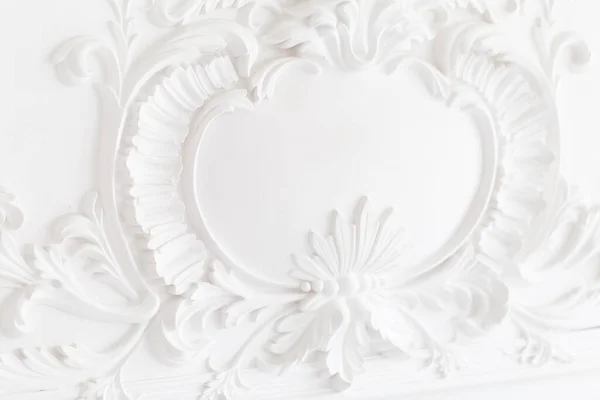 Beautiful ornate white decorative plaster moldings in studio. — Stock Photo, Image