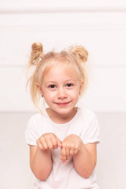 Küçük sarışın kız etrafta fingirdek gibi dolaşıyor. Seçici odak