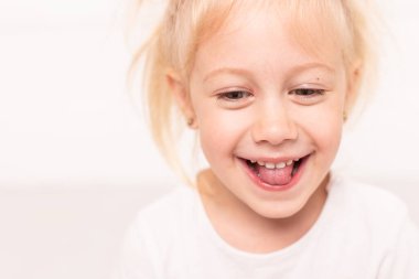 Sarışın genç kızların yüzleri gülüp oynaşıyor. Seçici odak